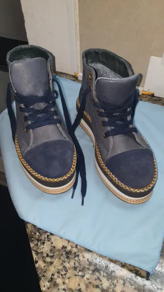 Botas de senhora azuis e cinzentas