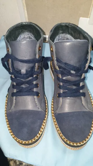 Botas de senhora azuis e cinzentas