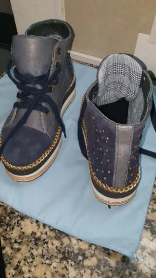 Botas de senhora azuis e cinzentas