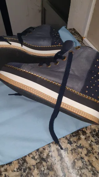 Botas de senhora azuis e cinzentas