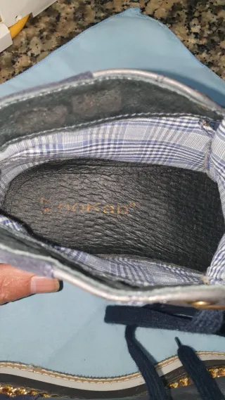 Botas de senhora azuis e cinzentas