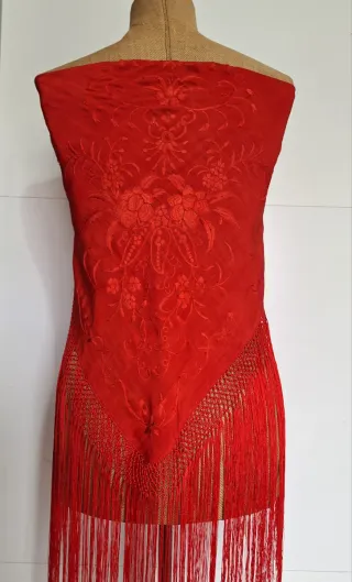 Mantoncillo de Manila Rojo Bordado en seda a mano
