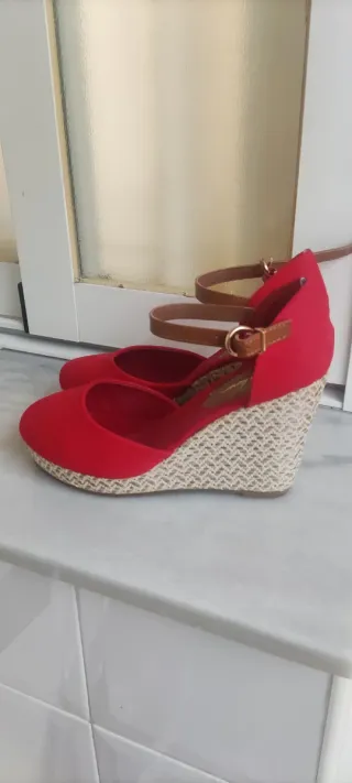 Sandalias de cuña rojas.