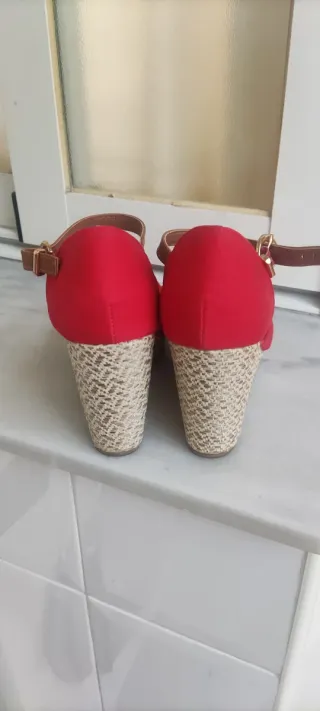 Sandalias de cuña rojas.