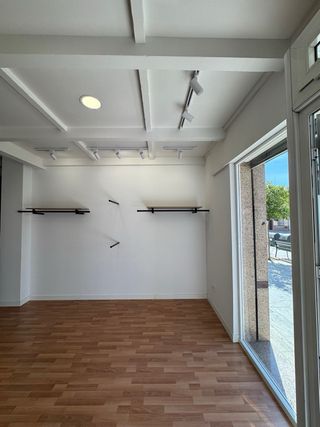 Pack de estanterías y percheros para tienda