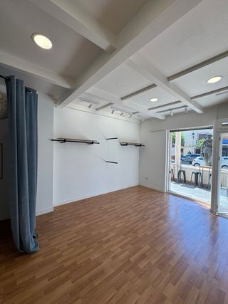 Pack de estanterías y percheros para tienda