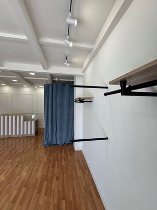 Pack de estanterías y percheros para tienda