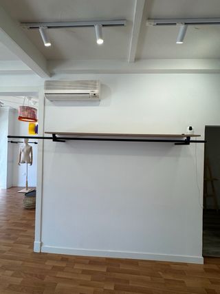 Pack de estanterías y percheros para tienda