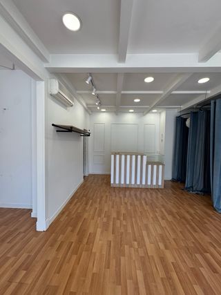 Pack de estanterías y percheros para tienda