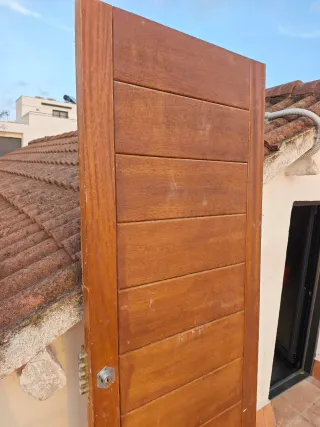 Puerta Iroko con cerradura Motura de 3 puntos.