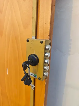 Puerta Iroko con cerradura Motura de 3 puntos.