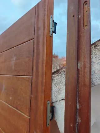 Puerta Iroko con cerradura Motura de 3 puntos.