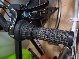 Bicicleta de montaña negra de Decathlon