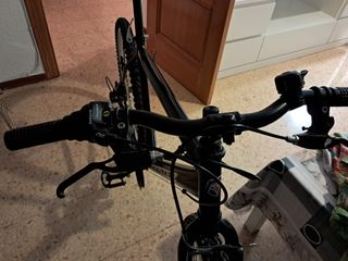 Bicicleta de montaña negra de Decathlon