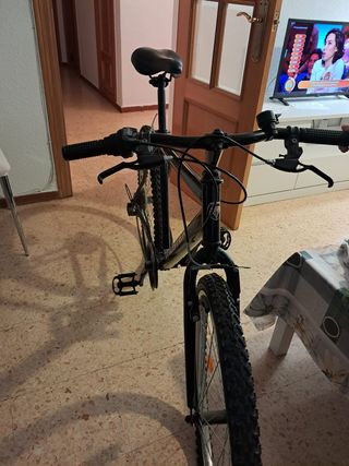 Bicicleta de montaña negra de Decathlon