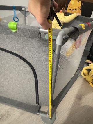 Parque infantil con puerta y asas para incorporará