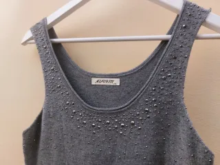 Camiseta de punto gris con pedrería