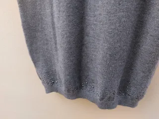 Camiseta de punto gris con pedrería