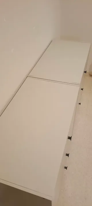 Dos cómodas gris de madera.