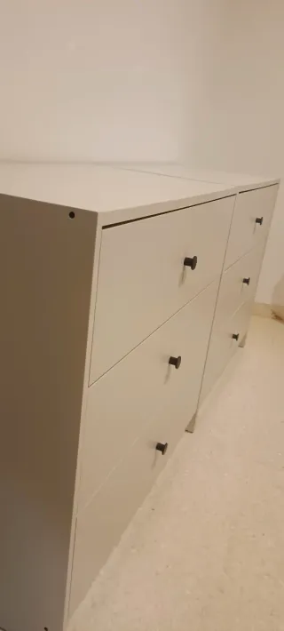 Dos cómodas gris de madera.