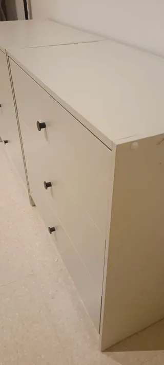 Dos cómodas gris de madera.