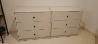 Dos cómodas gris de madera.