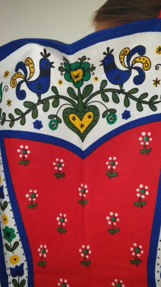 Avental  com padrão floral e aves