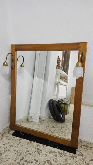 Mueble de baño de madera, con espejo y apliques