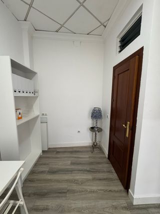 Escritorio, silla, estantería