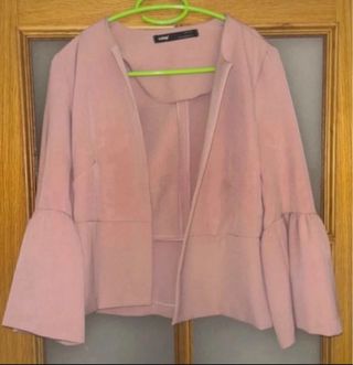 Blazer rosa elegante con mangas acampanadas