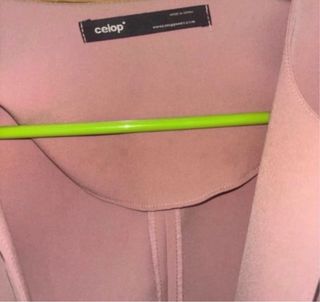 Blazer rosa elegante con mangas acampanadas