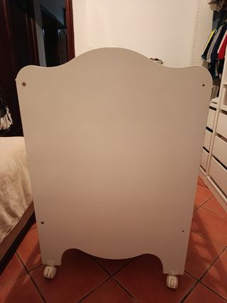 Cuna de bebé de madera blanca