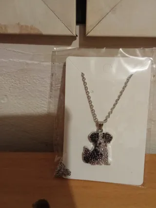 Collar con colgante de perro de bisutería