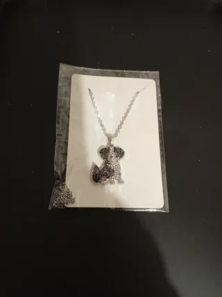 Collar con colgante de perro de bisutería