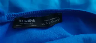 Vestido azul con fruncido en un lado.