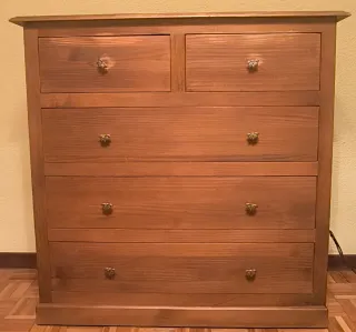 Cómoda y mesitas de noche de madera