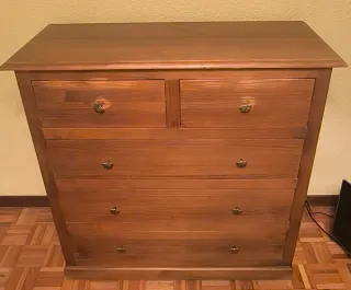 Cómoda y mesitas de noche de madera