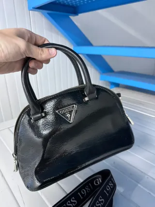 Bolso Guess Negro Charol Asa y Correa