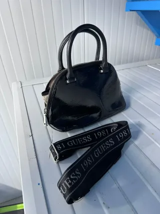 Bolso Guess Negro Charol Asa y Correa