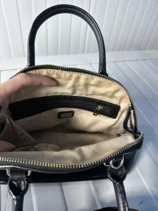 Bolso Guess Negro Charol Asa y Correa