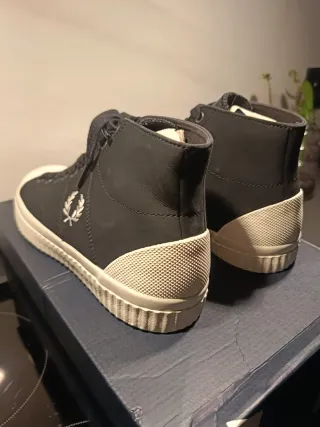 Fred Perry Zapatillas Altas Grises y Blancas