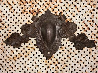 Antiche placche decorative in metallo