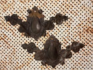 Antiche placche decorative in metallo