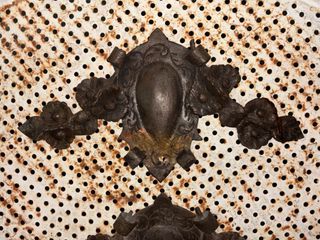 Antiche placche decorative in metallo