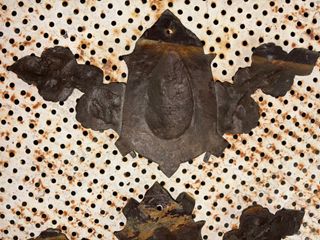 Antiche placche decorative in metallo