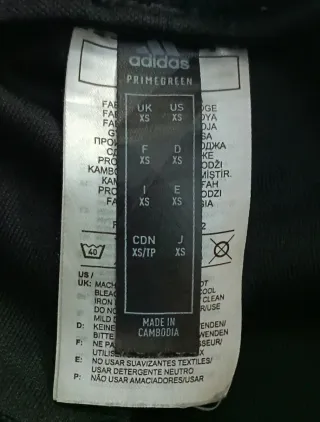 Pantalón chándal Adidas negro.