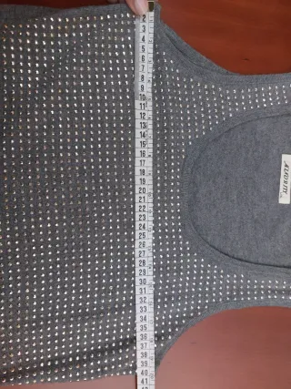 Camiseta de invierno gris con tachuelas