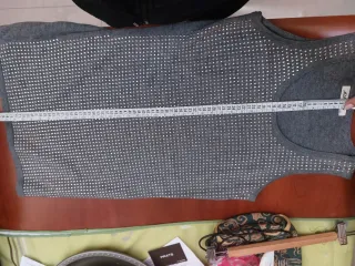 Camiseta de invierno gris con tachuelas