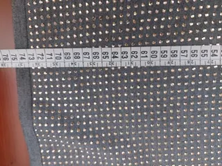 Camiseta de invierno gris con tachuelas