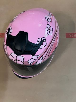 Casco de moto rosa con flores